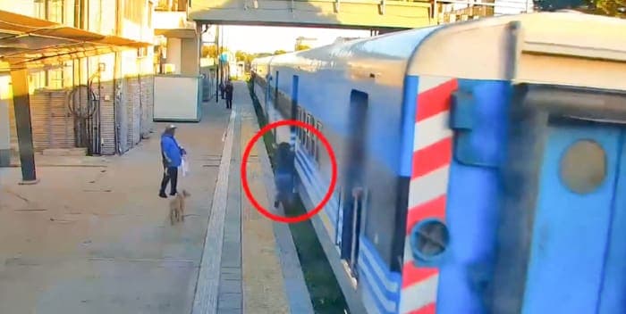 Video: Mujer se salva tras caer debajo de un tren en Argentina