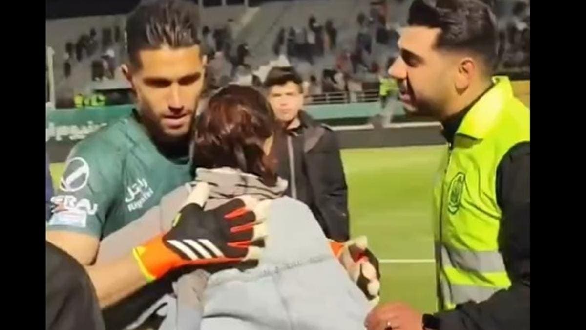 VIDEO: Portero iraní es suspendido por "abrazar" a una mujer en un partido de liga
