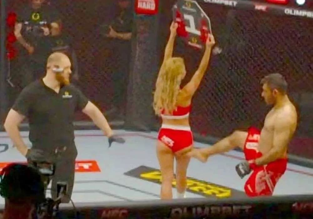 Video: Peleador de MMA recibió una golpiza tras tocar el glúteo a una “girl-ring” en un combate