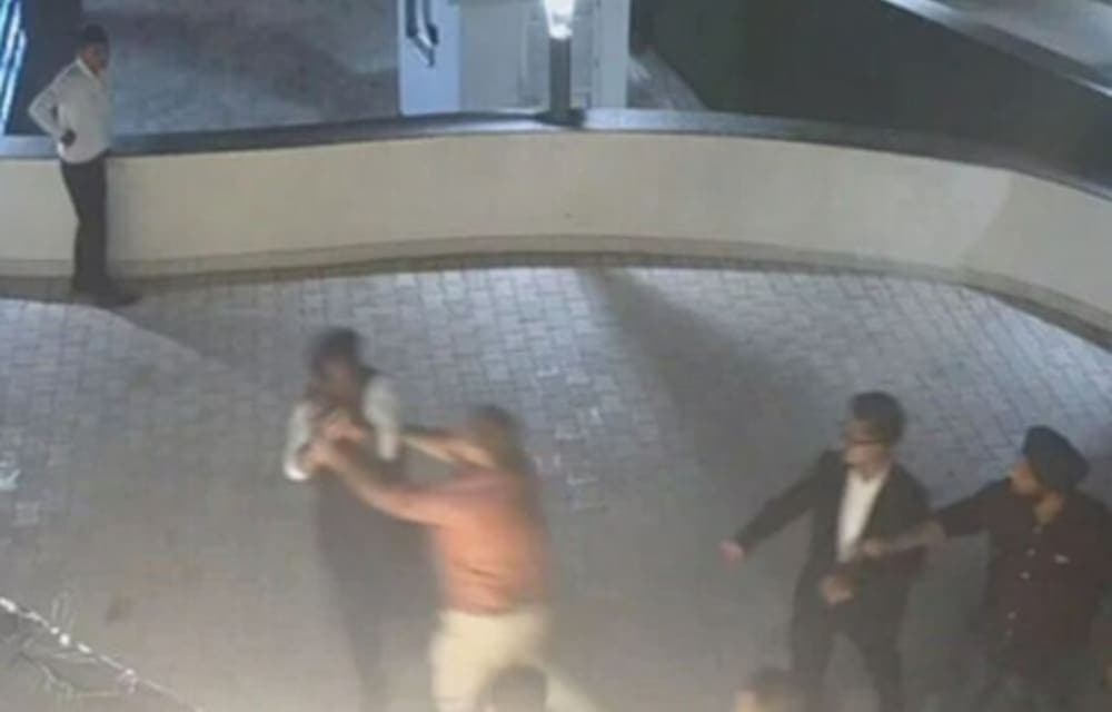 Video: Un empleado cayó al vacío tras ser empujado por un empresario en la terraza de un hotel en la India  