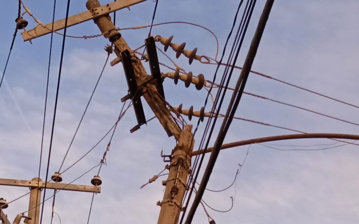 Joven se electrocuta tras subir a un poste de luz para espantar palomas