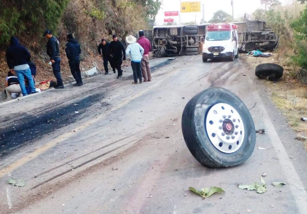 Volcadura de un autobús deja al menos 14 muertos en Malinalco, Edomex