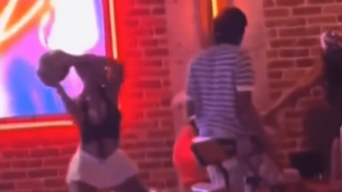 VIDEO: Mujer golpea a otra con bola de boliche en la cabeza durante pelea en Miami