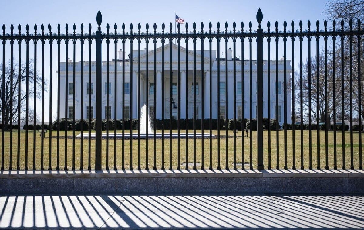 Hombre murió tras chocar contra una reja de la Casa Blanca
