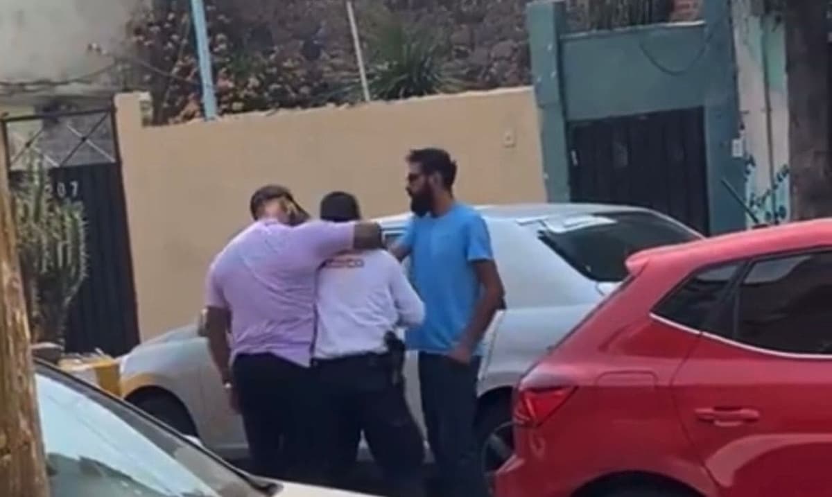 VIDEO: Sujeto aplica ‘llave china’ a policía de Texcoco, Edomex y lo desmaya