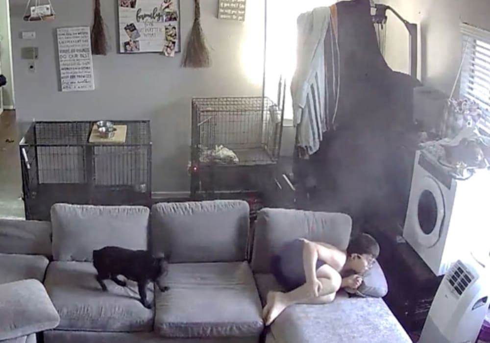 VIDEO: Una bala perdida casi impacta a un niño que estaba sentado en el sofá de su casa en EE. UU.