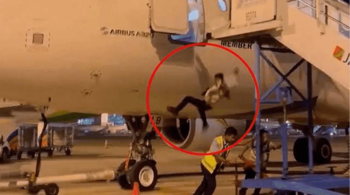 VIDEO: Un hombre sufre aparatosa caída cuando retiran la escalera de mano de un avión