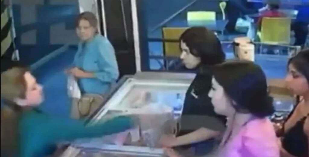 VIDEO: Enfermera causa destrozos en heladería de Ecatepec, Edomex por ataque de celos