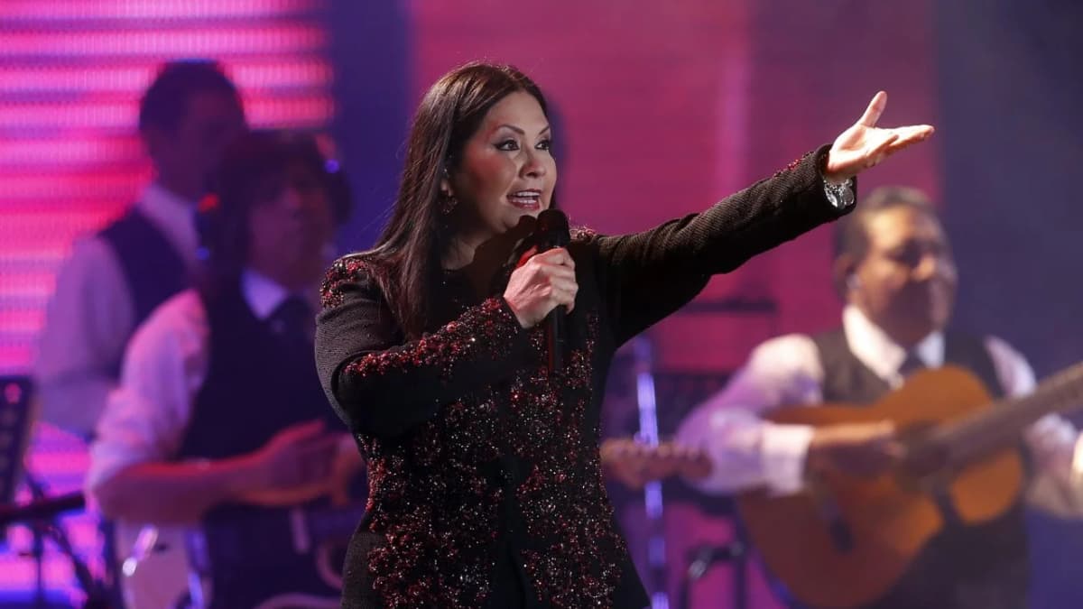 Salud de Ana Gabriel empeora y permanecerá hospitalizada