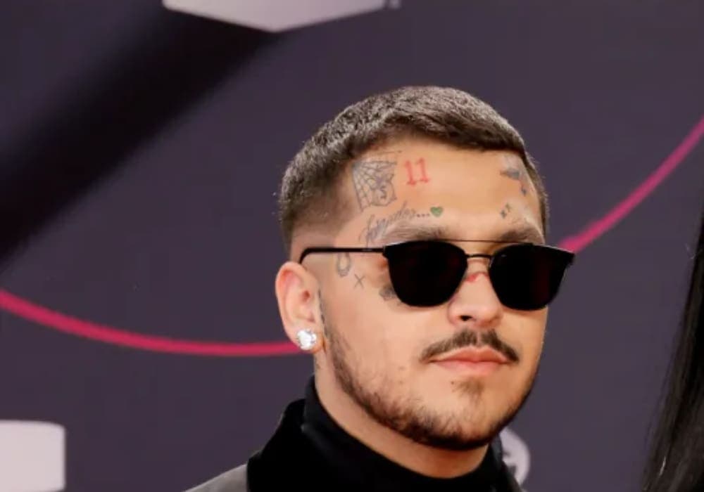 Christian Nodal pide respeto para Cazzu y su familia