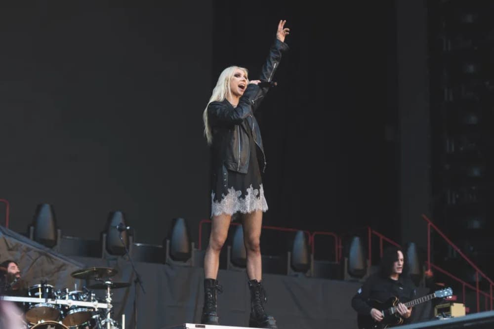 Video: Un murciélago muerde a cantante de rock en pleno concierto en Sevilla, España