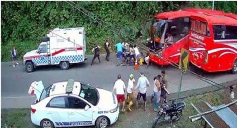 Video: Autobús arrolla a paramédicos que atendían un accidente en Ecuador