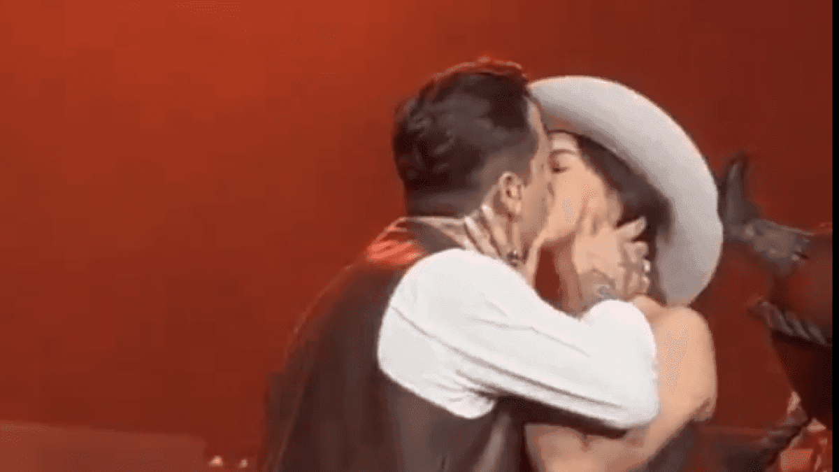 VIDEO: Ángela Aguilar y Christian Nodal se dan su primer beso público