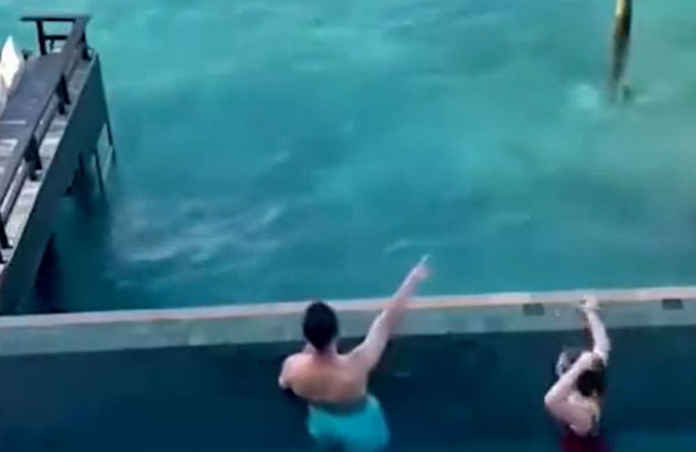 Futbolista español salva a una pareja de ahogarse en la piscina de un hotel en Maldivas