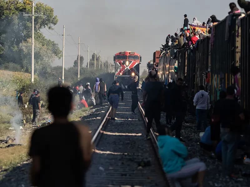 Mujer migrante muere tras intentar subir al tren La Bestia en Hidalgo, pero se cae y es partida en dos