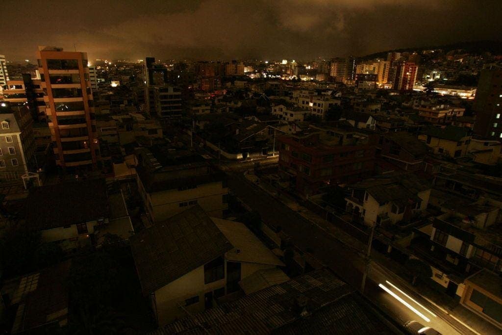 Ecuador recupera el suministro eléctrico tras un apagón masivo que dejó sin luz a 18 millones de personas