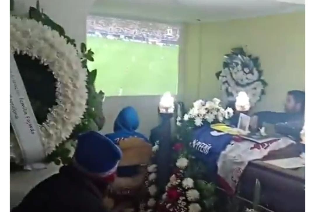 VIDEO: Captan a fanáticos viendo partido de la Copa América en un velorio