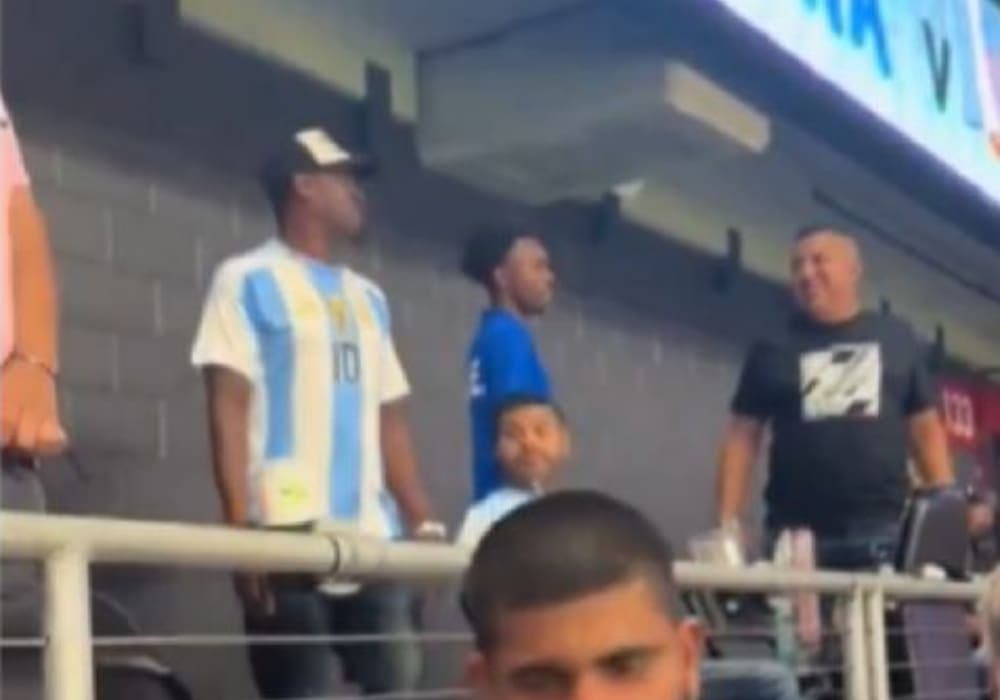 Video: Aficionado mexicano se burló de un afrodescendiente por tener una camiseta de Argentina