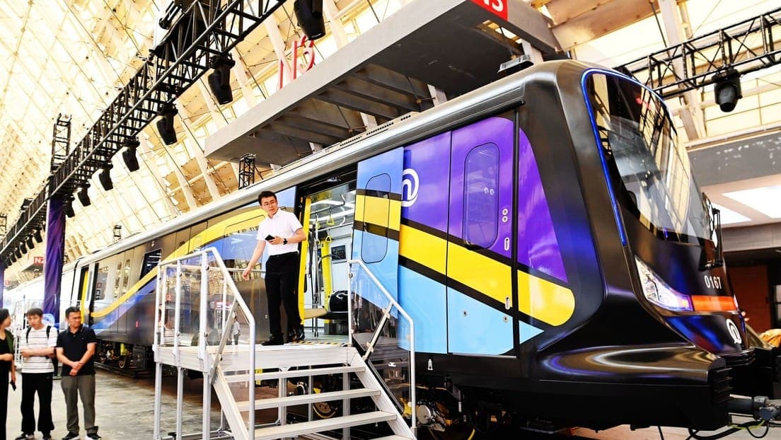 China lanza el primer convoy de metro del mundo hecho de fibra de carbono