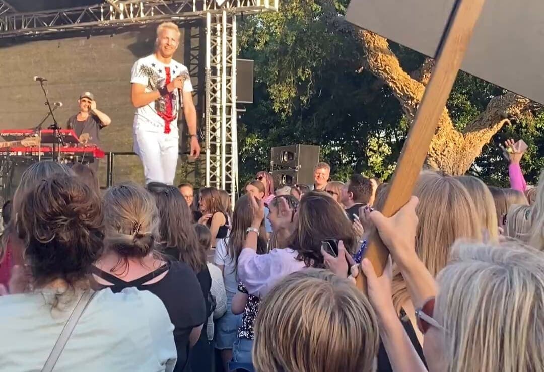 VIDEO: Banda de rock invita a joven a tocar con ellos durante un concierto