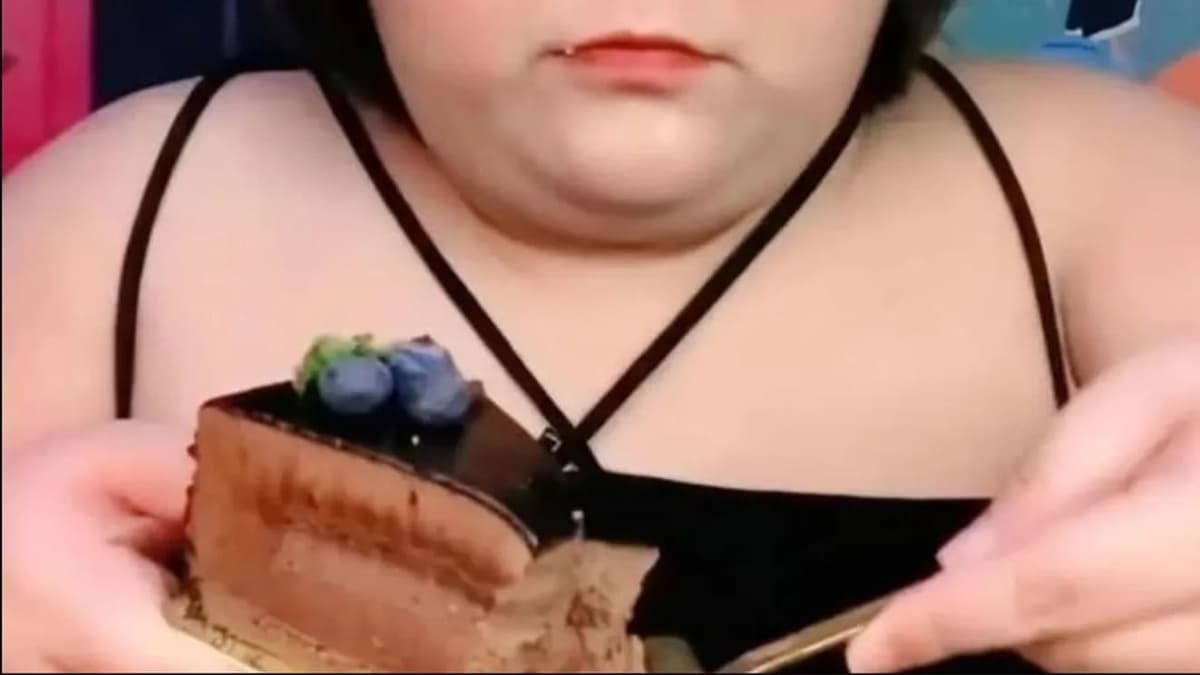Muere una influencer china por cumplir otro reto viral; ahora, por comer 10 horas seguidas