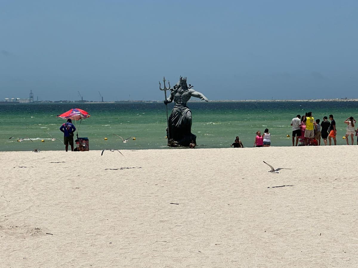 ¡Era fake! Estatua de Poseidón sigue INTACTA Y DE PIE en playas de Progreso, Yucatán