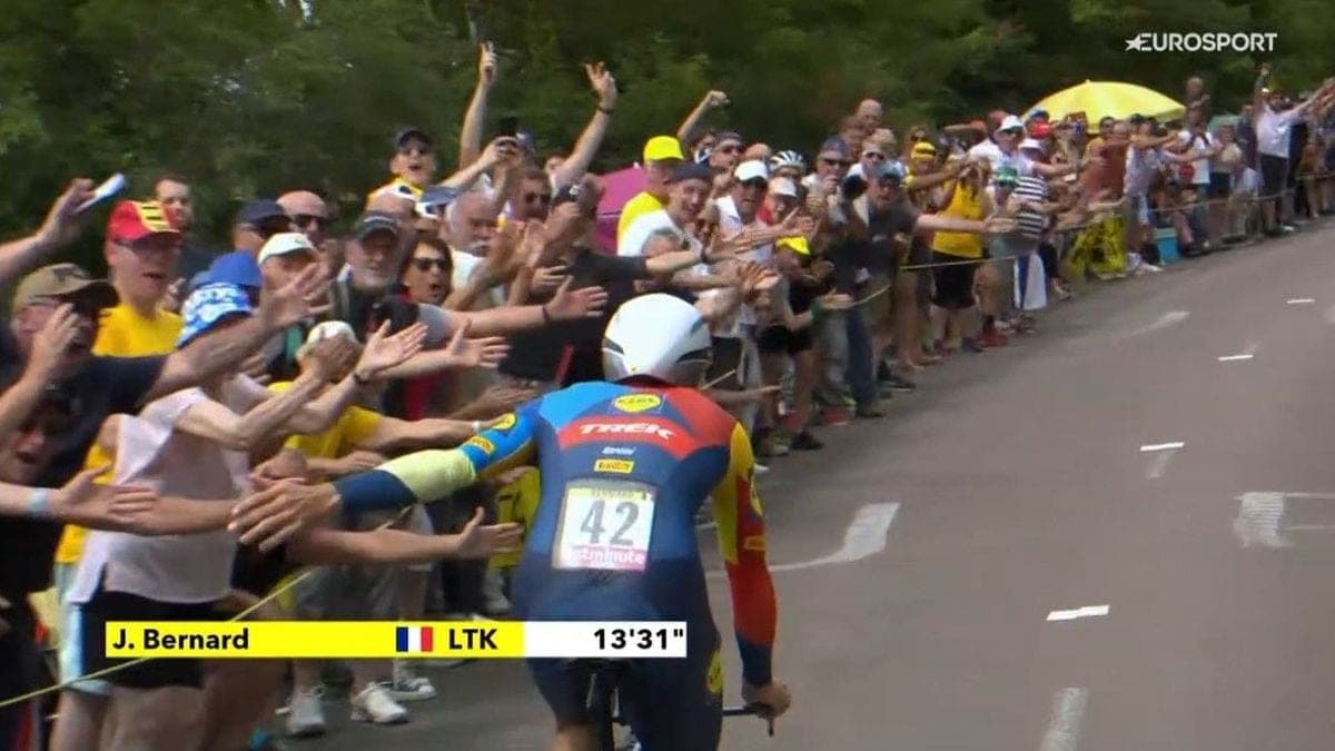 Multan a ciclista por besar a su pareja; ‘daña la imagen del deporte’