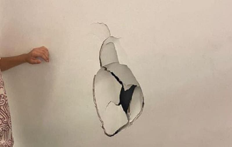 Video: Mujer agrede a niño en centro infantil PeppyMon de Querétaro al punto de romper la pared