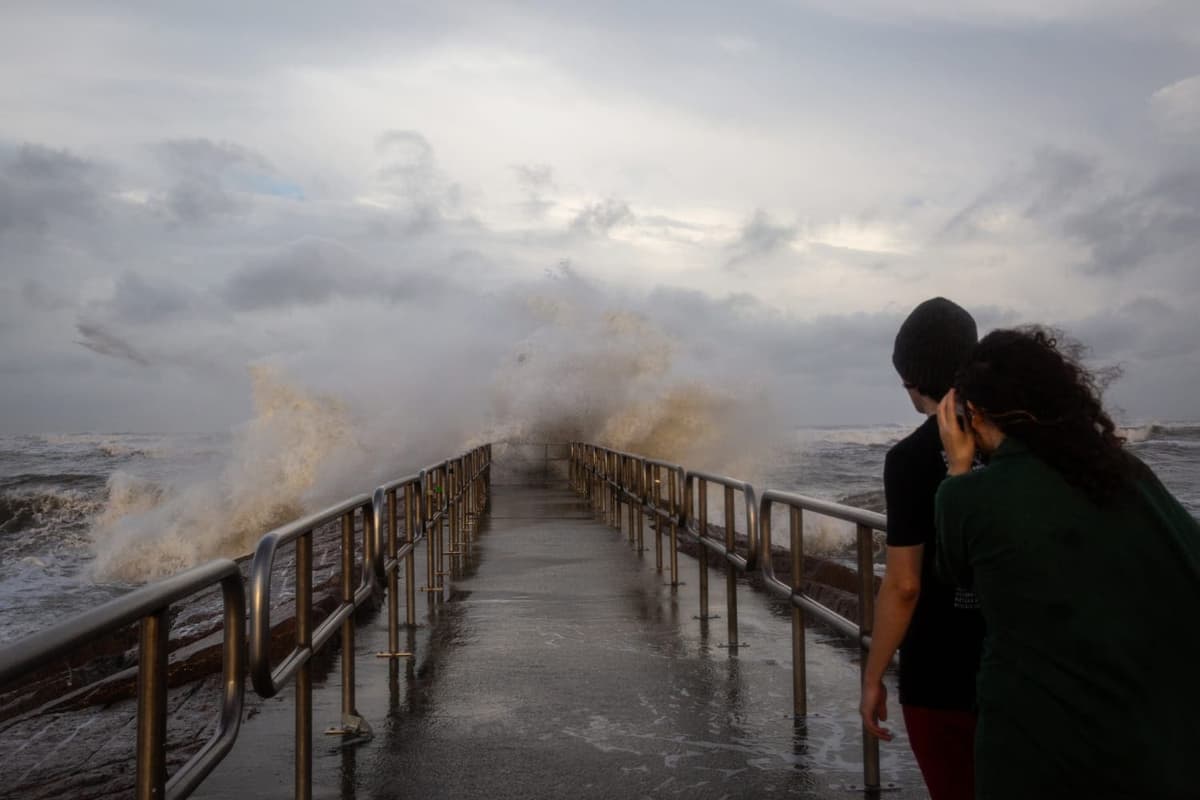 Beryl se debilita tras tocar tierra en la costa de Texas como huracán de categoría 1