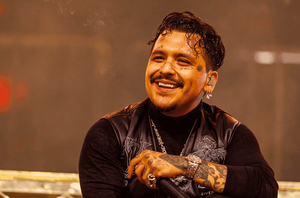 Nombra la revista People a Nodal como uno de "Los 50 más bellos"