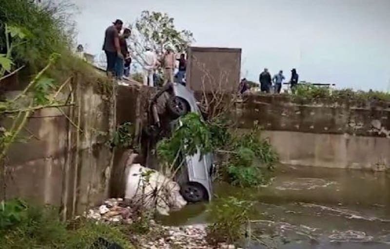 Por fuertes lluvias en Veracruz, cae sacerdote con su auto desde un puente y pierde la vida