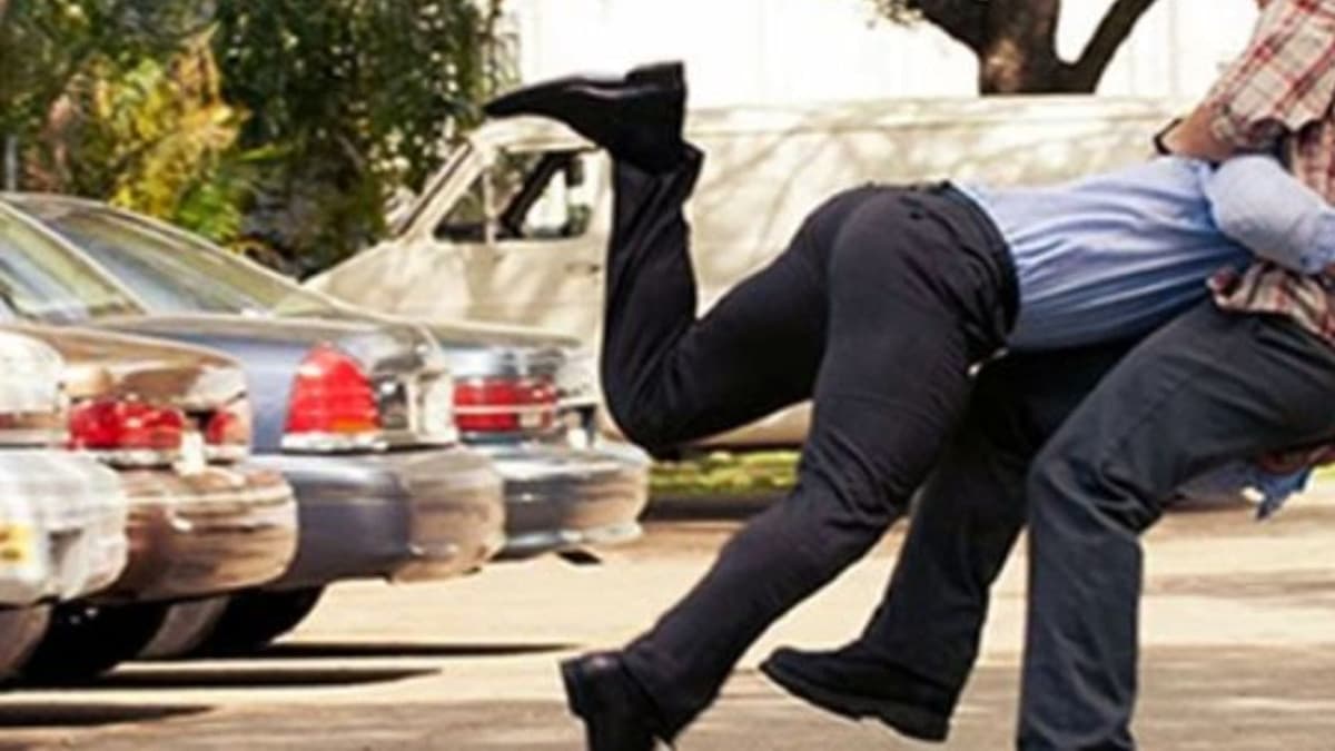 Video: Camionero noquea a automovilista en Guadalajara tras riña en plena avenida