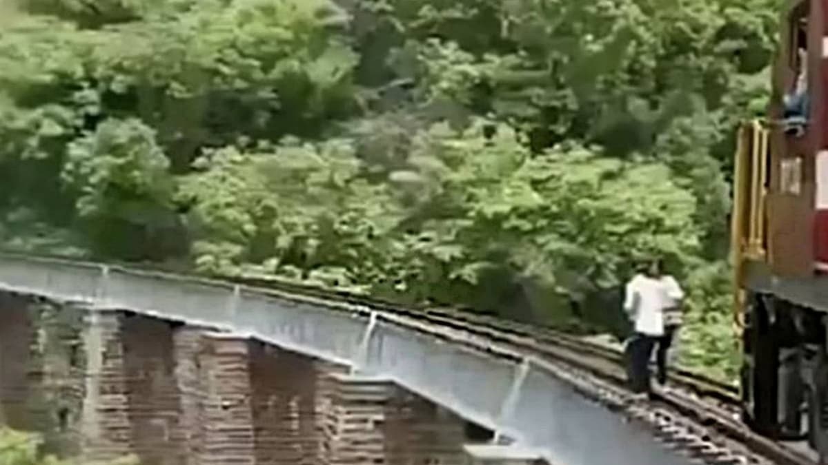 VIDEO: Pareja salta de puente para no ser arrollada por un tren