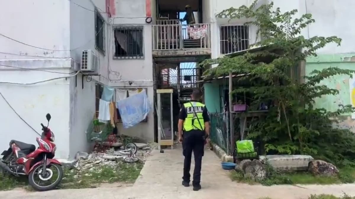 Persona sube las escaleras de su edificio y colapsan, en Corales de Cancún