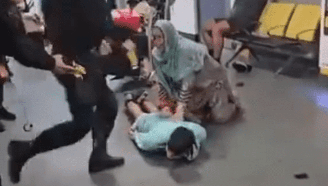 VIDEO: Captan a policía pateando a pasajero en aeropuerto de Manchester