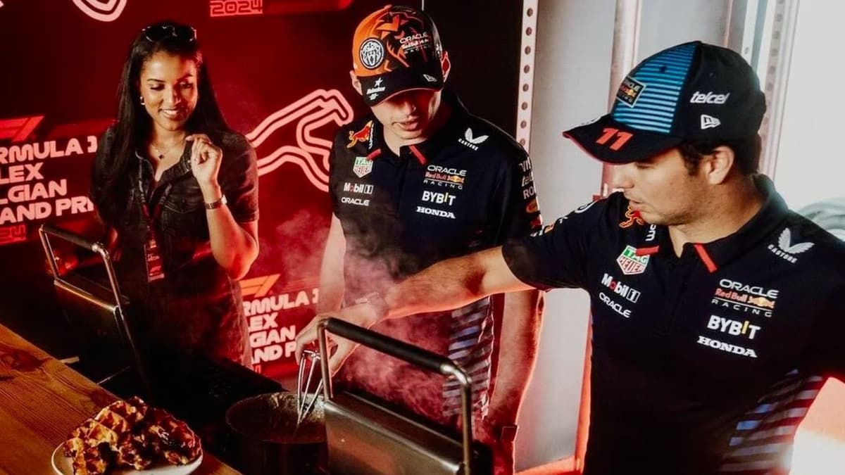 Checo Pérez y Max Verstappen preparan waffles para niños en evento de caridad