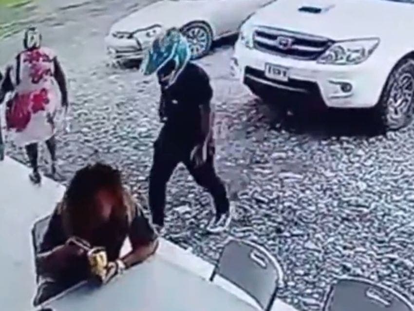 Joven surfista es asesinado con un balazo en la nuca mientras comía tranquilo