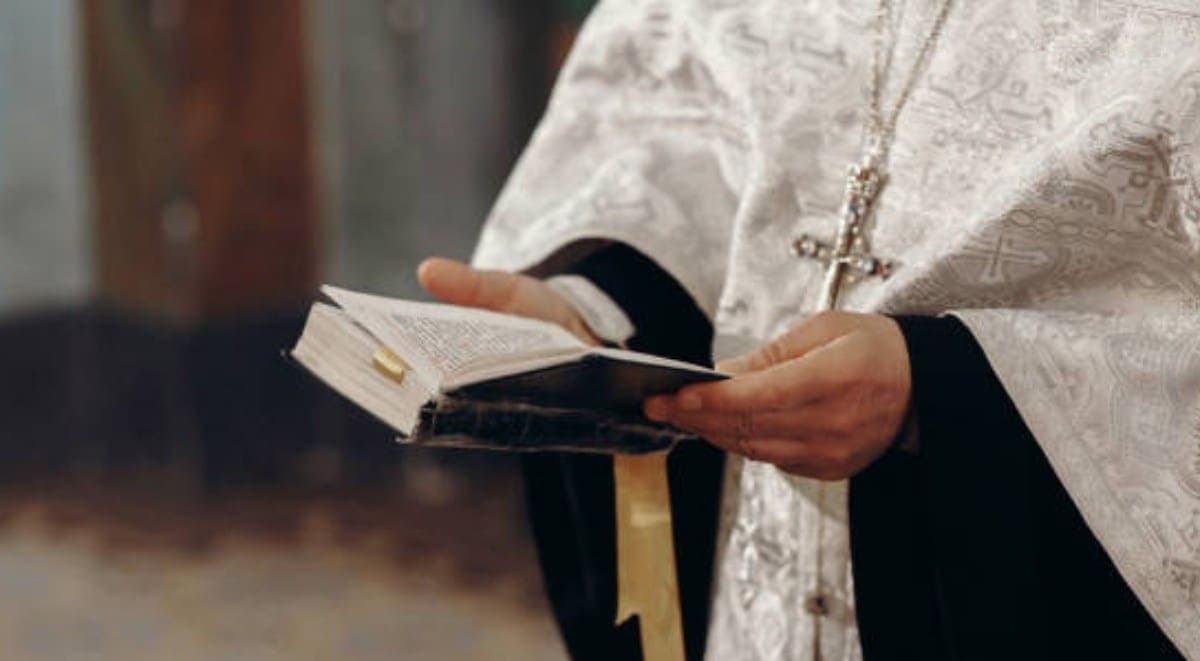 Cae sacerdote en Austria por fabricar metanfetaminas en parroquia