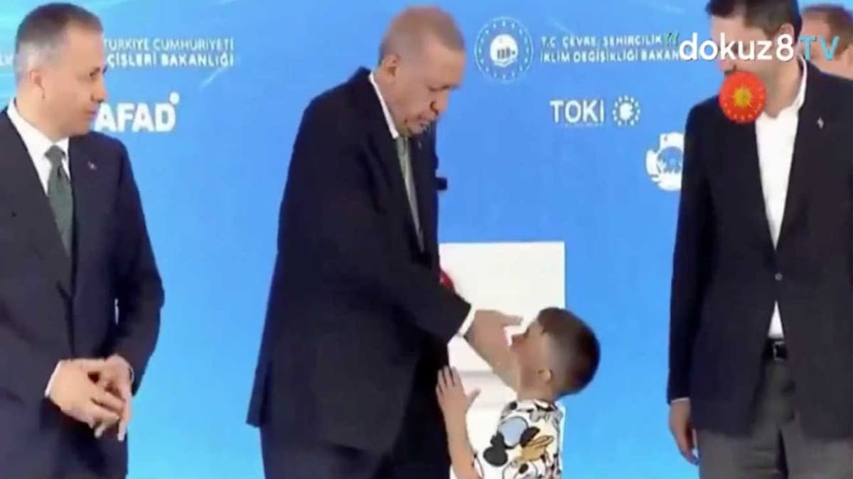 VIDEO: Niño recibe cachetada del presidente turco por no besarle la mano