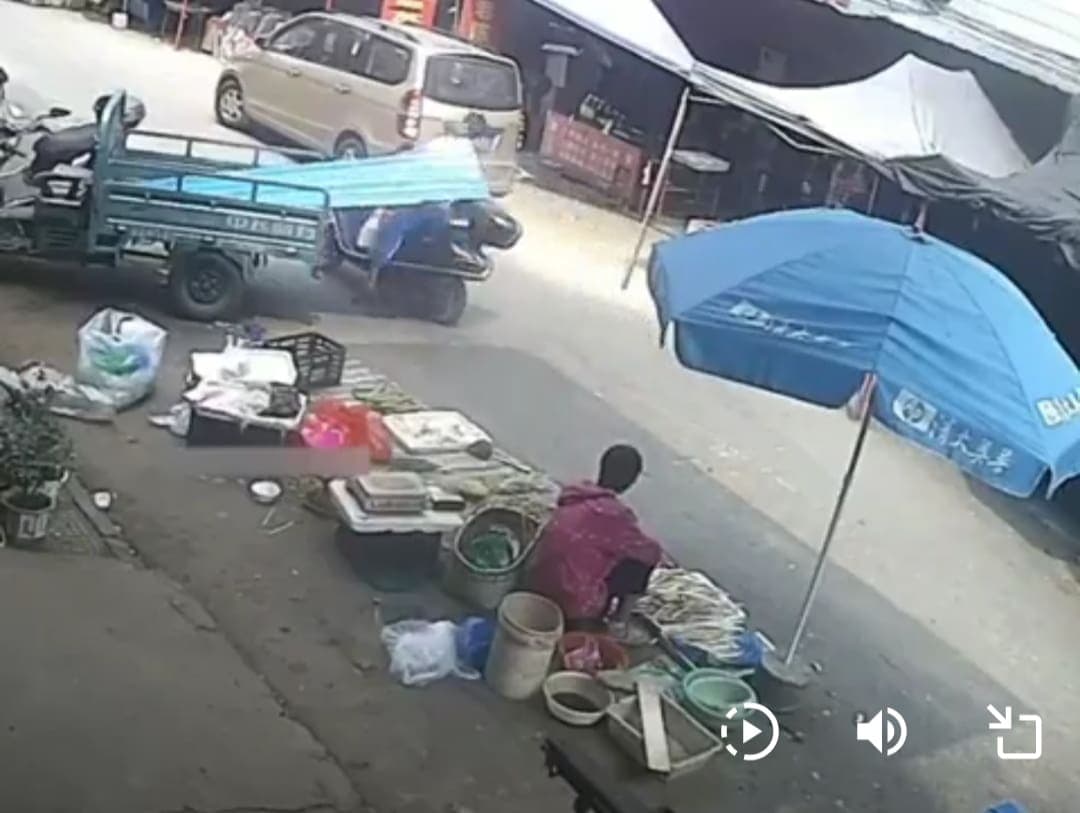 VIDEO: Hombre se corta el cuello mientras se trasladaba en un scooter