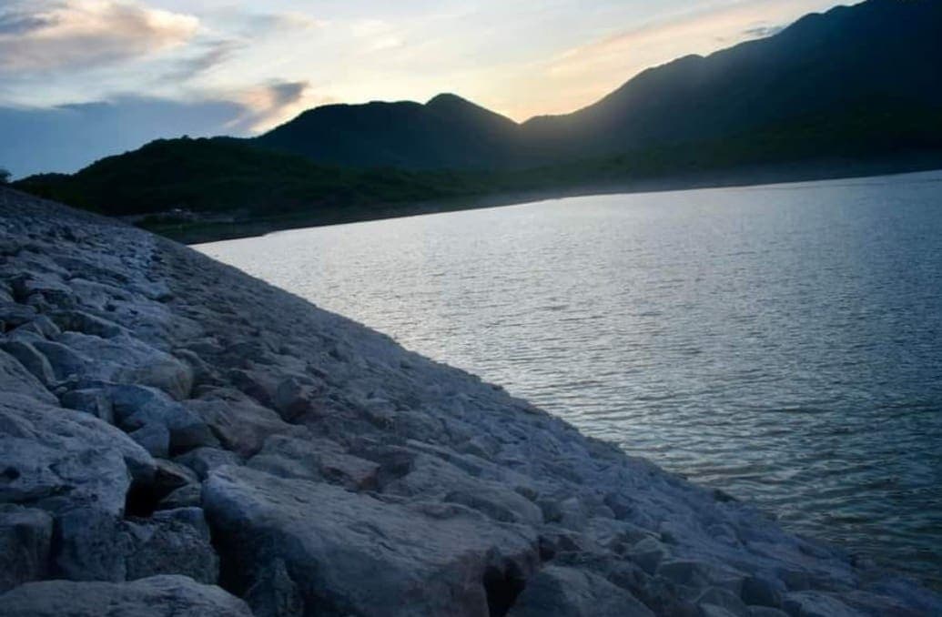 Hombre muere tras salvar a su hijo de ahogarse en presa de Huetamo, Michoacán