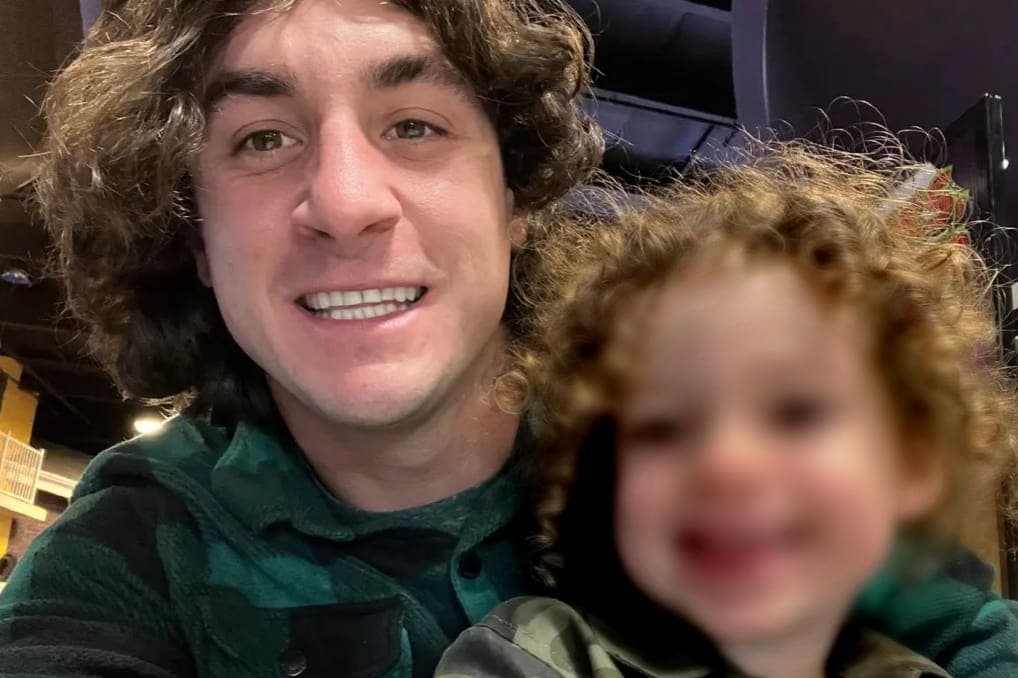 "Es una sensación maravillosa": Padre gana custodia de su hijo cuya madre quería criarlo como no binario