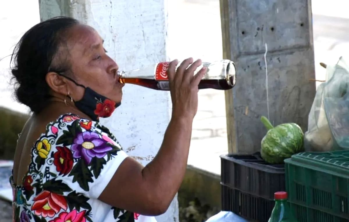 En Quintana Roo, cada habitante toma 428 litros de Coca Cola al año; 1.2 diarios