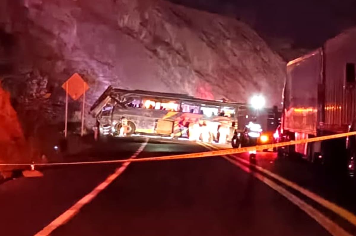(Video) Vuelca autobús con estudiantes en la Cuacnopalan-Oaxaca; hay 4 muertos y 41 heridos
