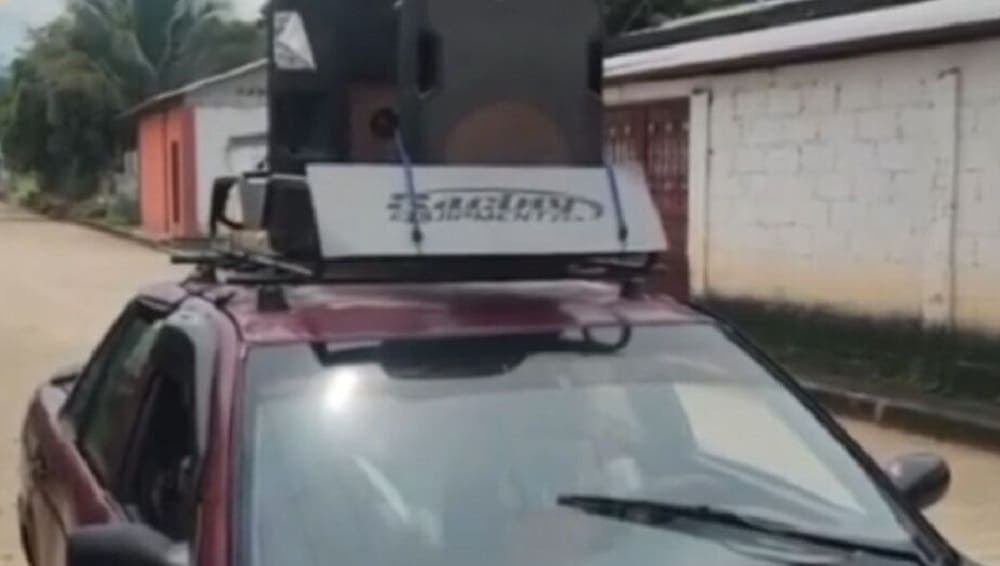 Video: Mujer usa altavoces para exigir a su exmarido que pague la pensión de sus hijos