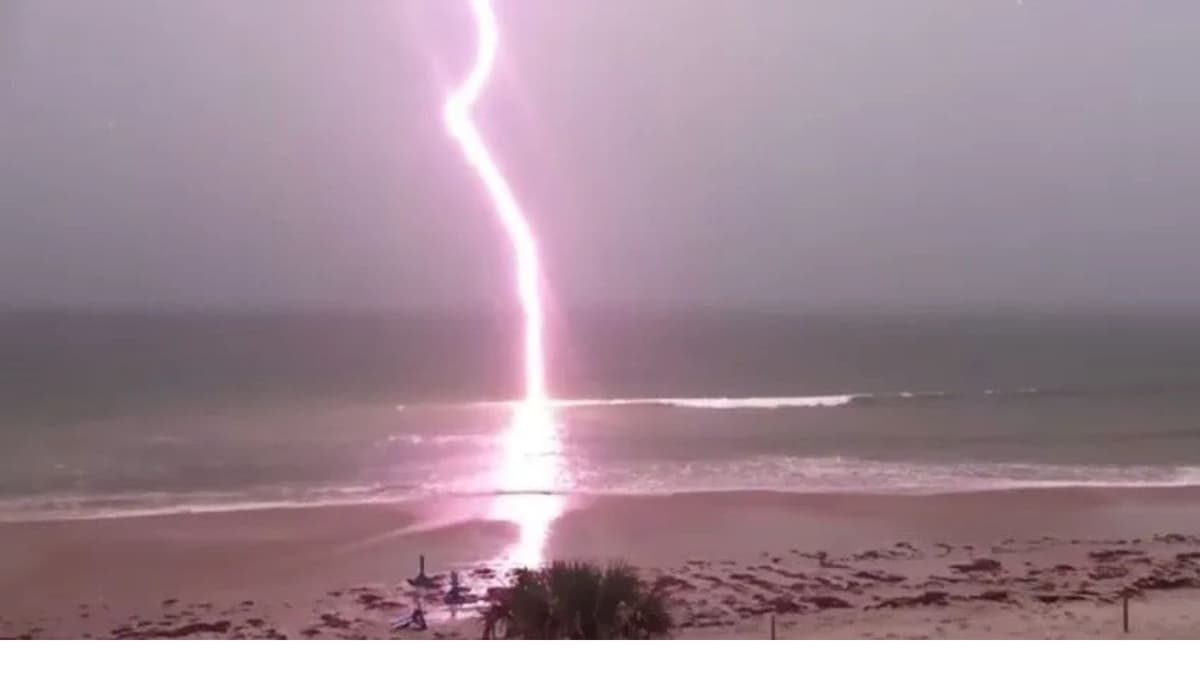 Muere turista por caída de rayo en playa de Oaxaca