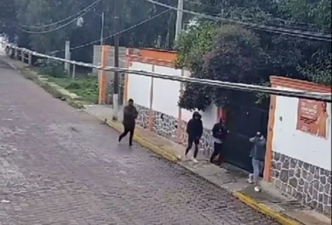 VIDEO: Sujetos disparan a casa de presunto militar en Tlaxcala; un joven resultó herido