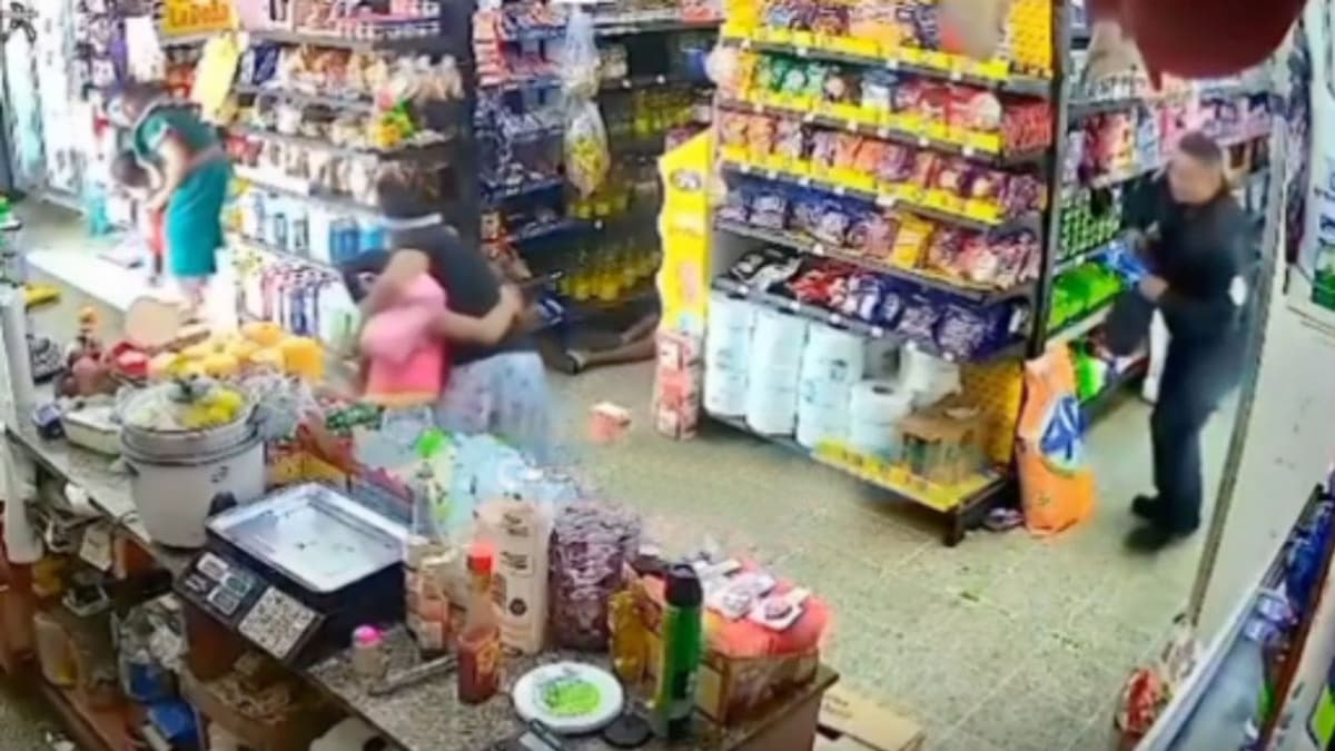 VIDEO: Hombre usa de escudo a una niña antes de ser asesinado frente a policía