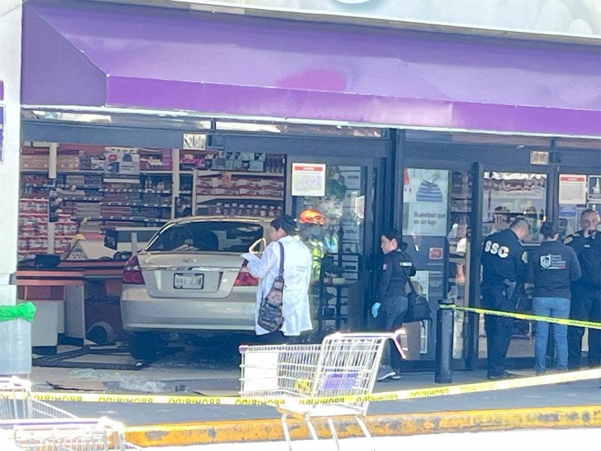 Abuelita se mete con todo y auto a tienda Sumesa en CDMX; hay varios heridos