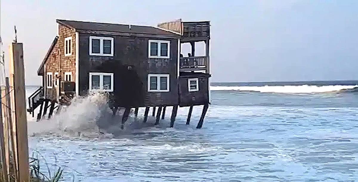 Videos: Casa frente al mar “es devorada” por el océano